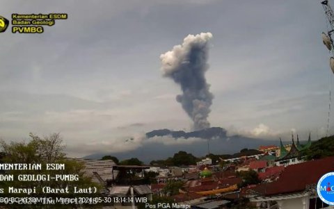 El volcán Marapi, que el pasado diciembre causó 23 muertos al entrar en erupción, lanzó este jueves una columna de humo de 2.000 metros.