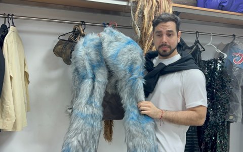 José Andrés Caballero muestra el vestuario para interpretar al ogro de la obra