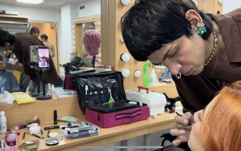 Viviana Salame siendo preparada para interpretar a Mimi