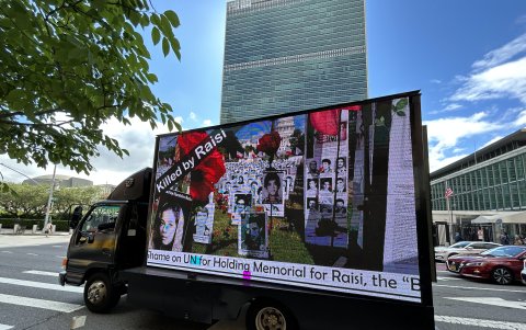 Un grupo de opositores iraníes se manifiesta contra la ceremonia.