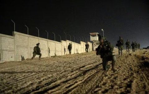 Soldados israelíes durante operaciones militares en una zona fronteriza en el sur de la Franja de Gaza.