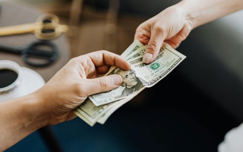 Las políticas y procedimientos específicos para la devolución del IVA varían según el país y la legislación vigente.