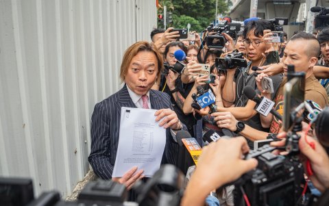 Lawrence Lau, abogado y ex concejal de distrito prodemocracia, abandona los tribunales de magistrados de West Kowloon durante una pausa en Hong Kong, el 30 de mayo de 2024