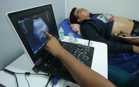 Gomedic. En el centro médico Gomedic hacen campañas cada cierto tiempo; por ejemplo, ahora cobran 10 dólares por un eco abdominal, cuando normalmente cuesta 25, y en el mercado, 35.