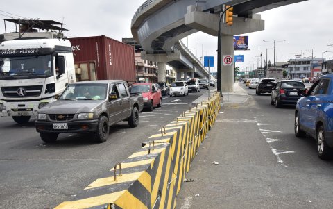 El muro fue colocado para evitar giros indebidos y posibles atascos.