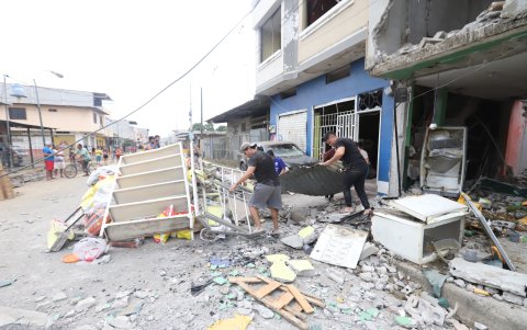 De entre los escombros, las personas afectadas buscaban rescatar lo poco que les queda.