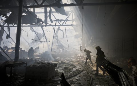 Rescatistas ucranianos trabajan en el lugar de un bombardeo contra una imprenta en Járkov.