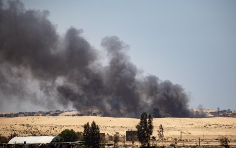 El humo se eleva tras un ataque aéreo israelí en Rafah, en el sur de la Franja de Gaza, el 30 de mayo de 2024.