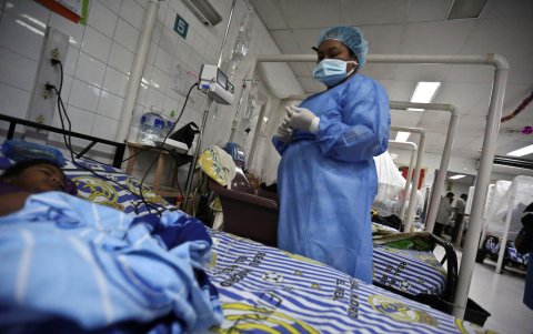 Una enfermera en la sala donde son tratados pacientes con dengue en el Hospital Escuela Universitario de Tegucigalpa (Honduras).
