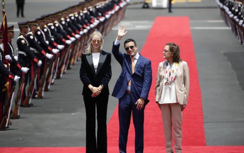 La ministra de Exteriores de El Salvador, Alexandra Gill (d), recibe al presidente de Ecuador, Daniel Noboa (c), y a la primera dama ecuatoriana, Lavinia Valbonesi (i).