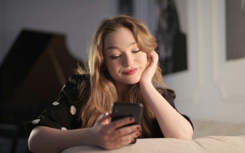 La luz azul es un espectro visible que puede tener beneficios al igual que inconvenientes para la vista.