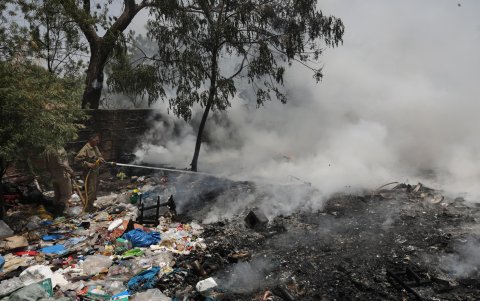 Un bombero apaga un fuego en Nueva Delhi, India. Las llamadas por fuego se han incrementado debido a la ola de calor