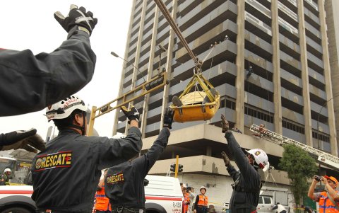 Unidades de rescate mintras participan en un simulacio nacional de sismo en Lima (Perú).