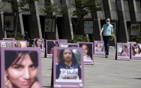 Una muestra fotográfica en homenaje a mujeres víctimas de feminicidio realizada en la plazoleta La Alpujarra, en Medellín (Colombia).