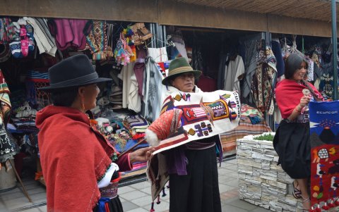 La parroquia Salasaka, tierra de artesanos se prepara para celebrar sus fiestas tradicionales.