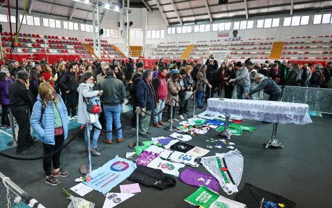 Personas en el Micro Estadio de Morón para despedir a Nora Cortiñas, cofundadora de la asociación de Derechos Humanos