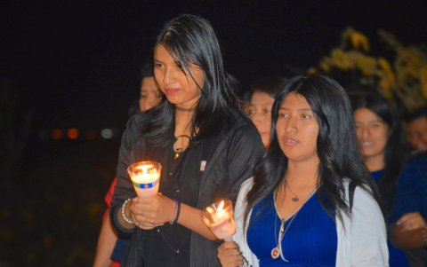 Durante la caminata los devotos rezan y pidien favores al Señor de las Aguas.
