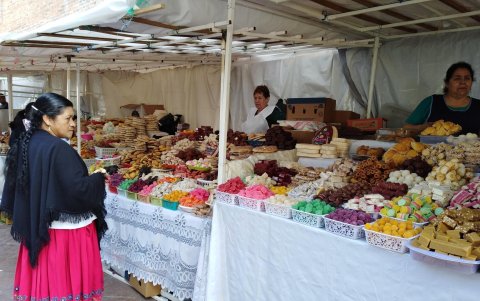 Los dulces son elaborados con antelación por las hábiles manos de mujeres que se dedican a este oficio.