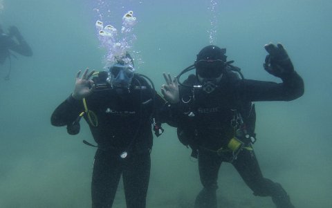 Los jóvenes realizan labores de limpieza del fondo marino y aprenden muchas técnicas.