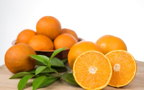 Una imagen donde se muestran unas naranjas, fruta sobre la cual se hizo un estudio que destacó el potencial de los fitoquímicos.