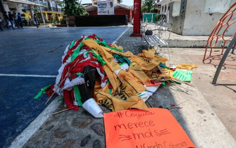 Propaganda política en el lugar donde se realiza el funeral del candidato a la alcaldía de Coyuca de Benítez, José Alfredo Cabrera.