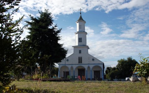 Fotografía de la Iglesia de Santa María de Rilán, templo católico situado en la plaza de armas de la localidad rural de Rilán.