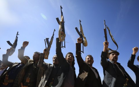 Miembros de tribus leales a los hutíes blanden armas durante una reunión al final de un entrenamiento militar, en las afueras de Saná, Yemen, el 22 de enero de 2024.