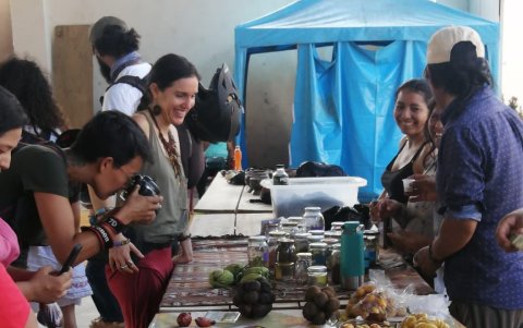 Exhibición. Se obserba una exposición de las semillas, frutos y platos ancestrales amazónicas elegidas para la feria.