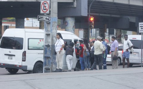 Alternativas. Los ciudadanos buscan movilizarse en taxis, taxirrutas o expresos para llegar a sus trabajos, medios que les quitan más de lo que les permite su economía.