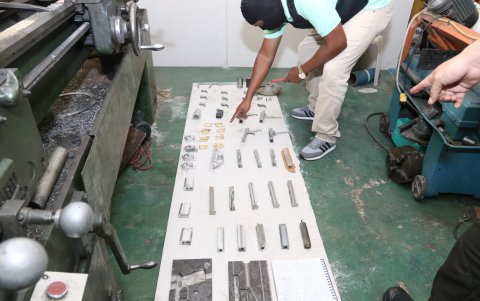 Al interior del inmueble se encontraron máquinas especializadas para trabajar acero y moldes con formas de pistolas.