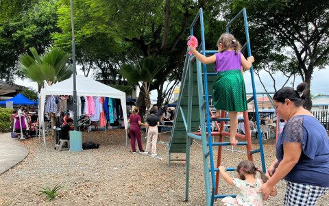 Los niños salieron con sus padres para poder entretenerse en los juegos.