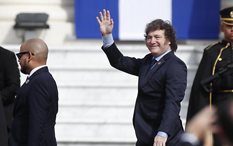 El presidente de Argentina, Javier Milei, en su llegada a la ceremonia de investidura del presidente salvadoreño, Nayib Bukele, este sábado 1 de junio.