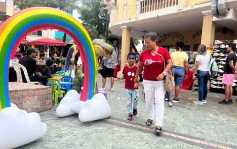 Madres e hijos disfrutaban del evento. Los menores incluso se pintaban las caritas.