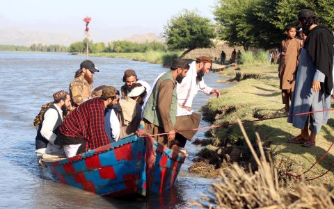 Trabajadores de rescate en el río Kunar.