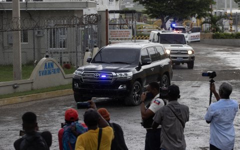 Periodistas cubren el paso de la caravana vehicular que transporta al designado primer ministro de Haití, Garry Conille, este sábado 1 de junio en Puerto Príncipe.