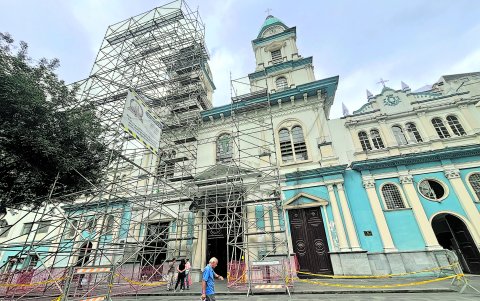 Estructuras. Enormes andamios ubicados en las afueras de la iglesia ponen en evidencia los trabajos que se realizan.