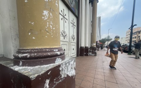 La Victoria. La pintura de esta iglesia luce desgastada.