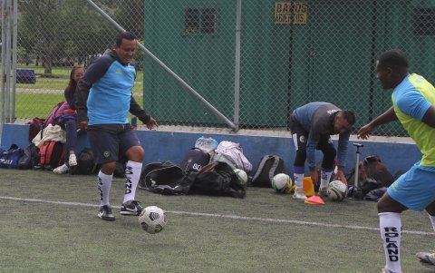 Patricio Ruiz (i) es el técnico de Espoli que apunta a regresar a la primera división.