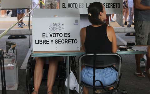Ciudadanos depositan su voto en las urnas este domingo, en el balneario de Cancún, Quintana Roo.