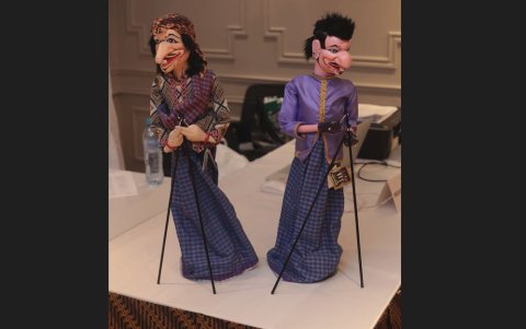 El wayang es una antigua forma de narración, reconocida por sus marionetas llenas de detalles y lo complejo de sus estilos musicales. Surgió en la isla de Java y, durante diez siglos, se desarrolló en las cortes reales de Java y Balí y en los medios rurales.