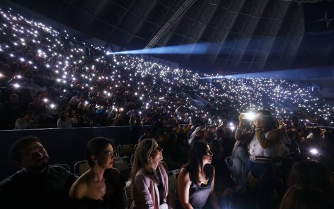 Uno de los momentos más emocionantes se dio cuando el público atendió la invitación de encender las luces de sus celulares.