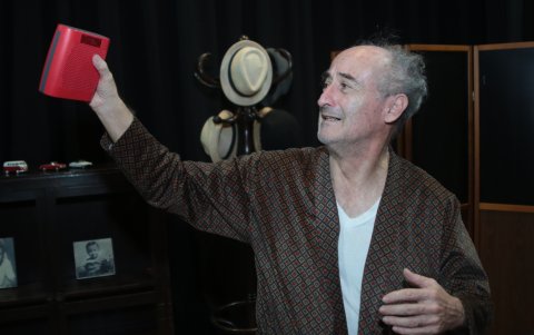 Este personaje, un adulto mayor, vive en soledad, olvidado y abandonado por sus hijos, lo que eventualmente lo ha llevado a autoabandonarse también.