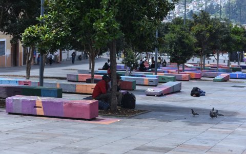 Inseguridad. En el bulevar 24 de Mayo los libadores utilizan las bancas para ingerir alcohol.