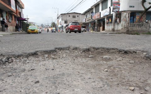 Tola Chica. La avenida Universitaria está llena de baches. Los vecinos del barrio aseguran que los trabajos de mantenimiento no duran.