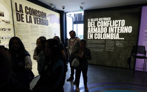 Fotografía que muestra asistentes durante la exposición 