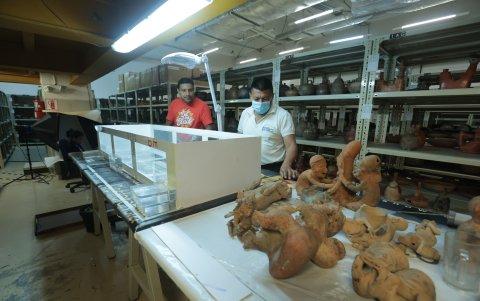 Tareas. En una de las reservas del MAAC se trabaja teniendo de compañía a una manguera que sirve como filtro en medio de la sala.