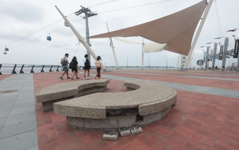 Estado. Cerca del MAAC no solo se registran daños en la gigantesca vela, sino también en cerámicas y asientos.