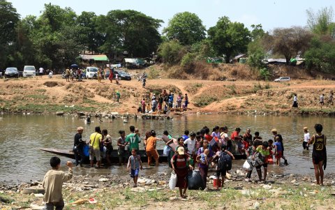 Decenas de refugiados birmanos cruzan la frontera con Tailandia a finales de abril de este 2024.