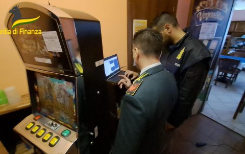 La Policía financiera ejecutó una operación en la provincia de Varese (norte) contra sospechosos de robar dinero en efectivo de máquinas tragaperras con una red de empresas y facturas falsas.