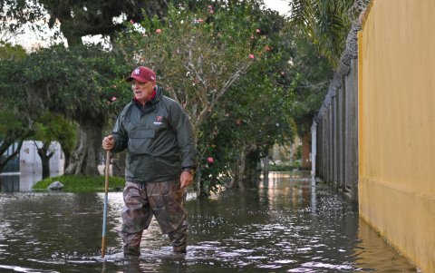 Un hombre camina en medio de una zona inundada por las fuertes lluvias el 13 de mayo de 2024 en el municipio de Pelotas, estado de Rio Grande do Sul (Brasil).